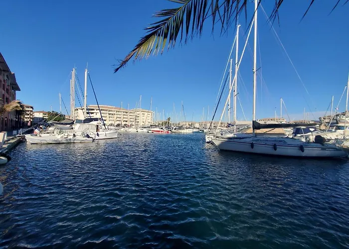 Cap Hermes Studio 31M2 Vue Port Climatise Piscine,